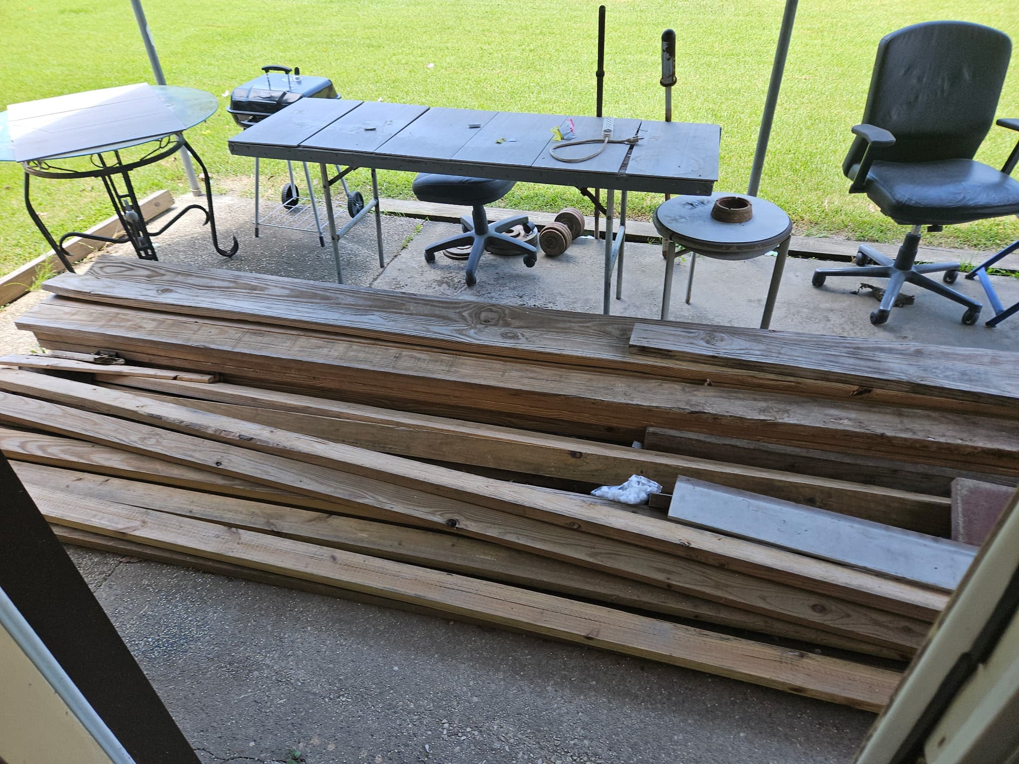 Before and after of a residential patio junk removal project in Baton Rouge, Louisiana. — before